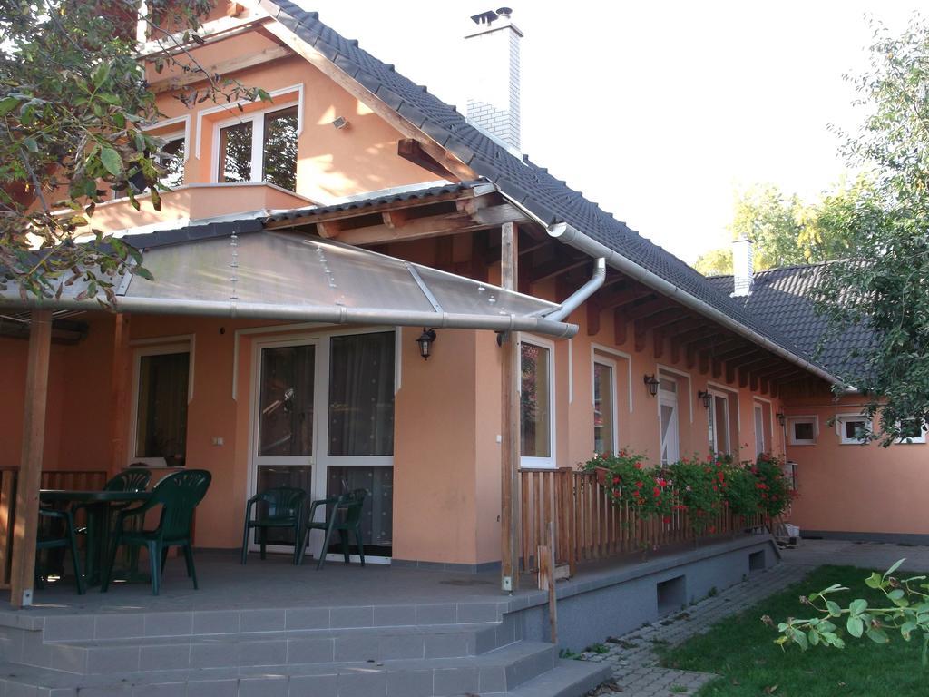 Apollo Vendeghaz Apartment Edeleny Luaran gambar